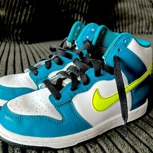 Nike Dunk High - Bright Spruce Volt size 2Y barely worn